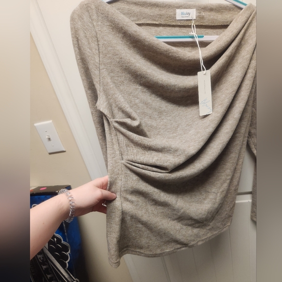 NWT Large Blu Ivy boutique creamy grey-beige off shoulder sweater - Picture 9 of 14